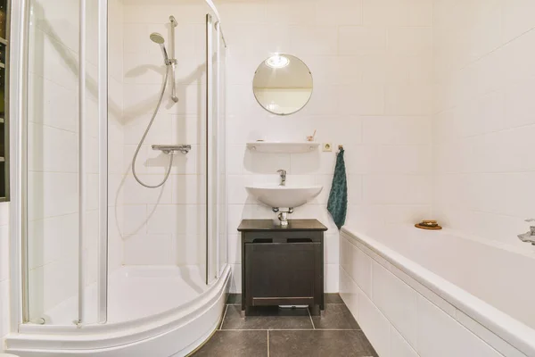 Bathtub Dengan Kaca Mandi Ditempatkan Sudut Dekat Wastafel Dan Cermin — Stok Foto