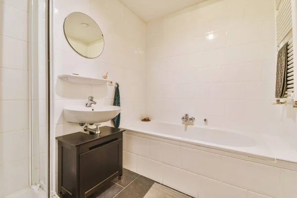 Bathtub Dengan Kaca Mandi Ditempatkan Sudut Dekat Wastafel Dan Cermin — Stok Foto