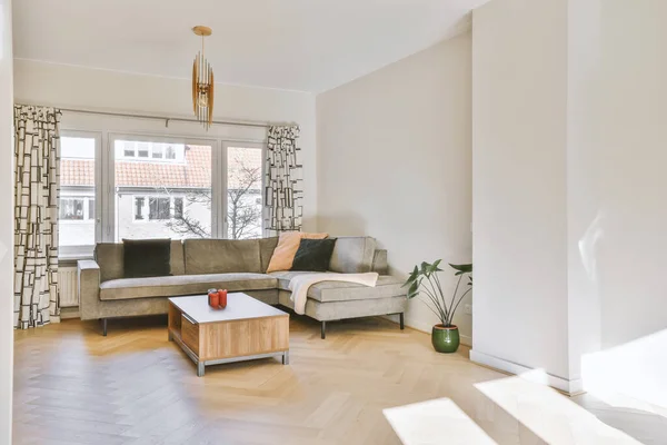 Interieur Woonkamer Met Comfortabele Bank Tegen Ramen Modern Appartement — Stockfoto