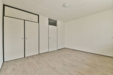 Lüks bir evde rahat ve ferah boş bir oda.