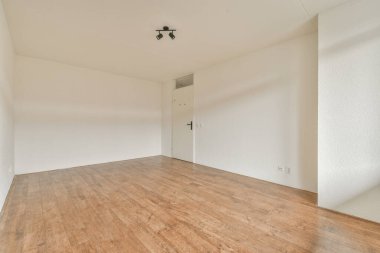 Lüks bir evde rahat ve ferah boş bir oda.