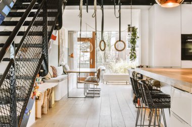 Gündüz vakti çağdaş apartmandaki aydınlık mutfak ve yemek odasının içi