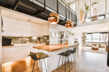 Gündüz vakti çağdaş apartmandaki aydınlık mutfak ve yemek odasının içi