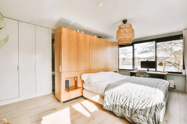 내부에 침대와 나무로 이설치 현대식 아파트의 가까이에 자리잡고 — 스톡 사진