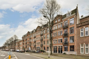 Bina yakınındaki cadde manzarası, vejitasyon güzelliği ve diğer binalar.