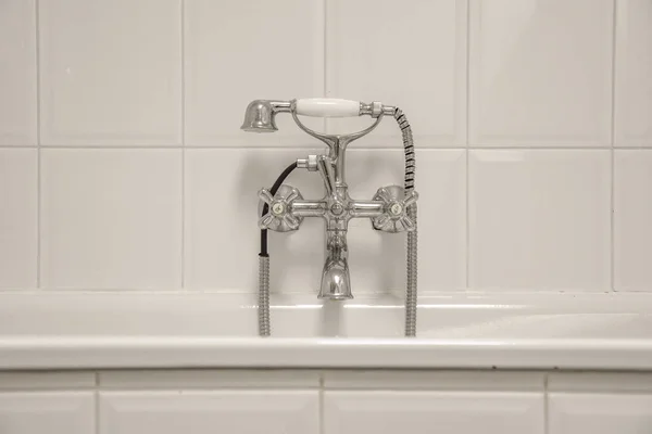 Elegante Baño Diseño Interior Con Inodoro Blanco Bañera Con Ducha — Foto de Stock