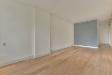 Lüks bir evde rahat ve ferah boş bir oda.