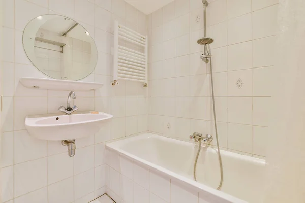 Sinks Mirrors Clean Bathtub Modern Bathroom White Tiled Walls — Stock Photo, Image