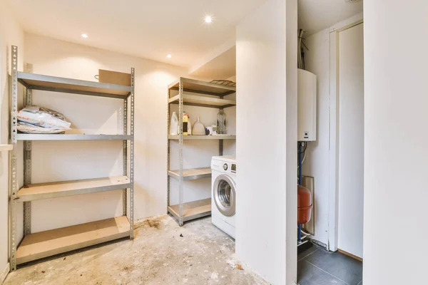 Interior Dari Ruang Cuci Terang Modern Dengan Dinding Putih Dan — Stok Foto