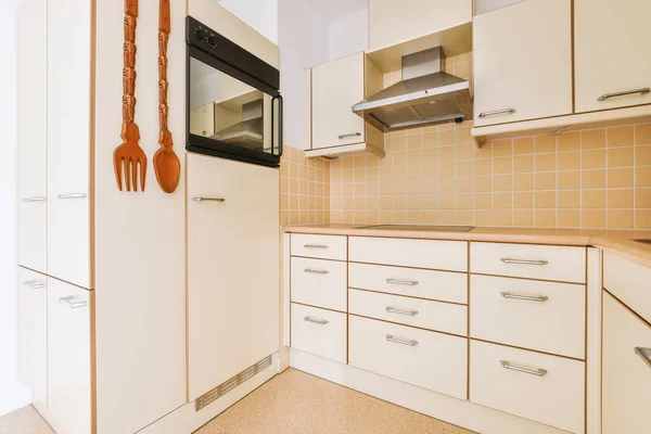 Interior Espaçosa Cozinha Vazia Amarelada Com Piso Parquet — Fotografia de Stock
