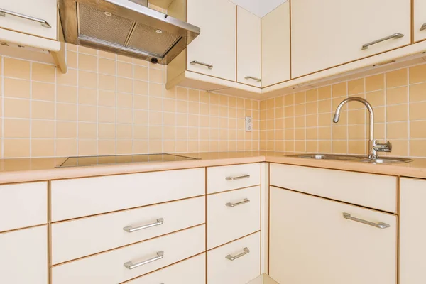 Interior Spacious Empty Yellowish Kitchen Parquet Floor — Stock Photo, Image