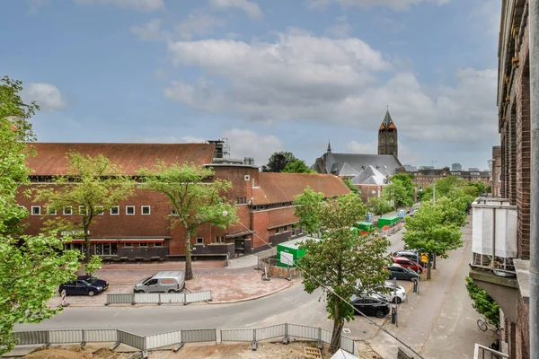 Vista Panorámica Antiguos Edificios Ladrillo Con Aparcamiento Árboles Desde Pequeño — Foto de Stock