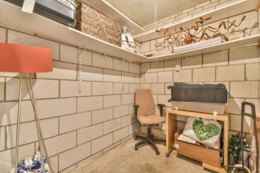 Eski tuğlalı binaların ve bisikletli arabaların ön manzarası küçük balkondan tırabzanlara kadar uzanıyor.