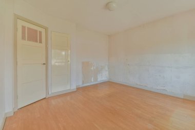 Lüks bir evde rahat ve ferah boş bir oda.