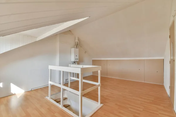 Cozy Spacious Mansard Styled Empty Room Luxury House — Stockfoto