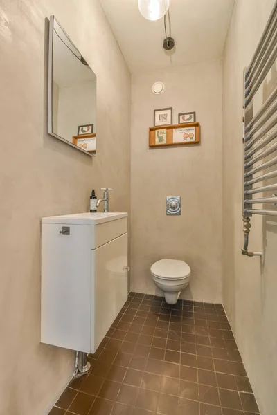 Современный Туалет Керамическая Раковина Установлены Белых Плиточных Стенах Возле Зеркала — стоковое фото