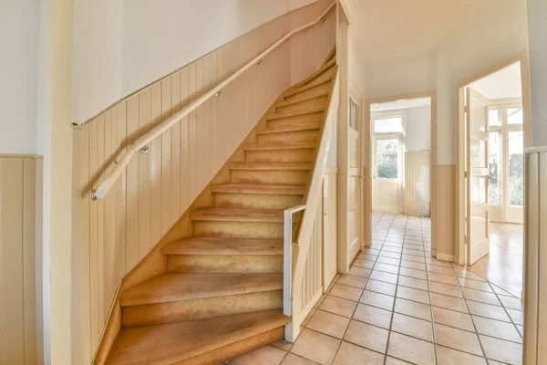 Pasillo Blanco Con Escalera Madera Que Conduce Segundo Piso Moderno —  Fotos de Stock