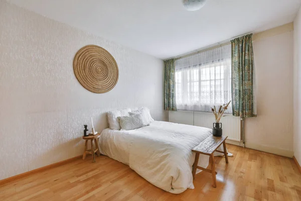 Diseño Interior Casa Dormitorio Con Cama Armario Madera Situado Esquina — Foto de Stock