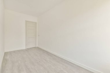 Evdeki boş ışık odasında, beyaz duvardaki plastik pencere ve radyatör.