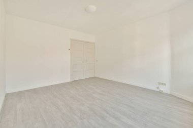 Evdeki boş ışık odasında, beyaz duvardaki plastik pencere ve radyatör.