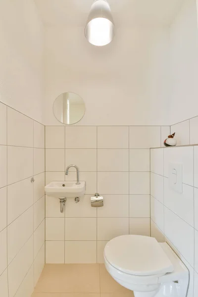 Tvättställsskåp Och Spegelskåp Vitt Kaklat Badrum Med Vägghängd Toalett — Stockfoto