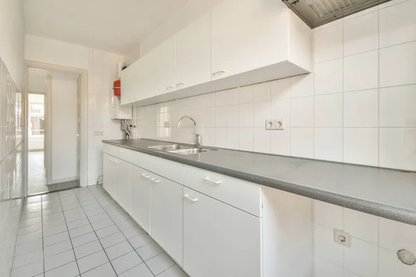 Interior Cocina Blanca Vacía Con Ventanas Suelo Parquet Madera — Foto de Stock