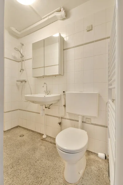 Toaleta Ścienna Mały Zlewozmywak Rogu Toalecie Beżową Płytką — Zdjęcie stockowe