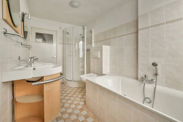 Bañera Blanca Con Grifo Metal Baño Moderno Estilo Minimalista Apartamento —  Fotos de Stock