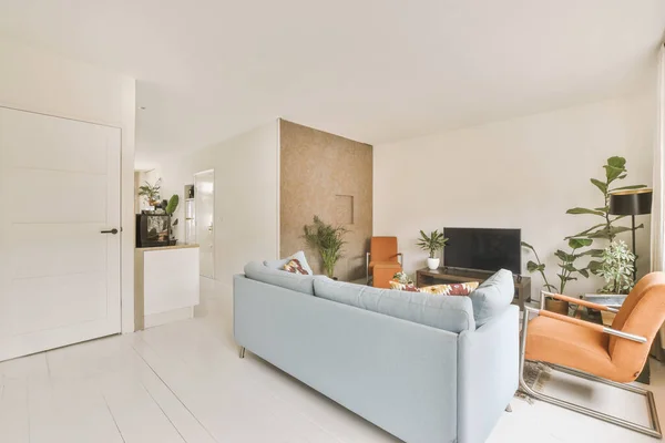 Interior Sala Estar Com Sofá Confortável Contra Janelas Apartamento Contemporâneo — Fotografia de Stock