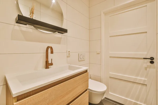 Credenza Con Lavabo Specchio Attaccata Alla Parete Piastrellata Vicino Alla — Foto Stock