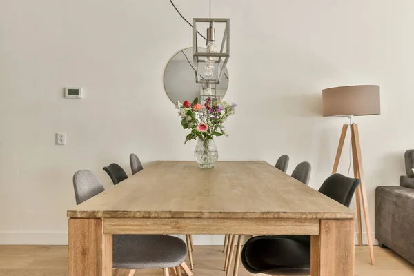 Style Minimaliste Contemporain Design Intérieur Studio Lumineux Avec Table Chaises — Photo