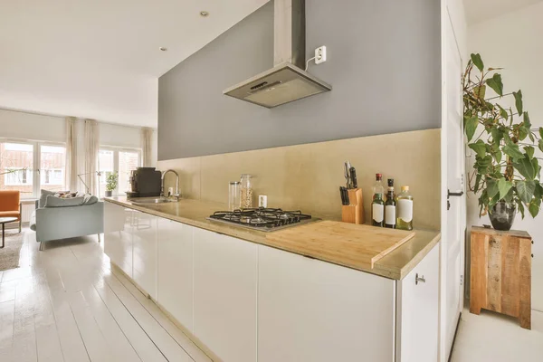 Fragmen Interior Dapur Dalam Yang Sempit Dengan Gaya Minimalis Furnitur — Stok Foto