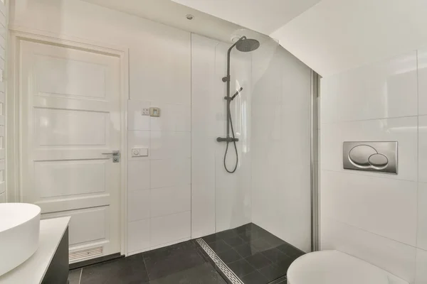 Moderni Kodin Sisustus Valkoinen Kylpyhuone Avoin Kylpyamme Suihku Erotettu Väliseinällä — kuvapankkivalokuva