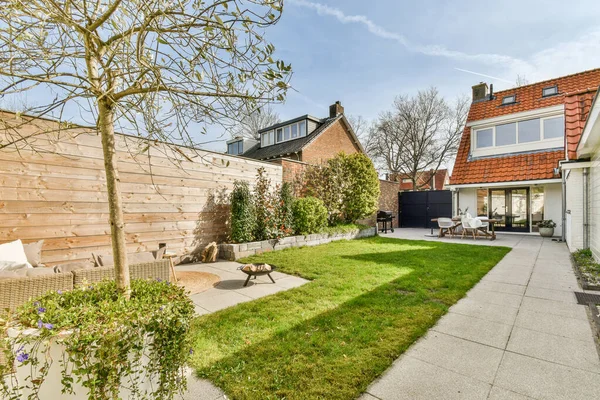 Neat Paved Patio Sitting Area Small Garden Wooden Fence — Stockfoto