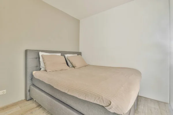 Komfortabel Seng Dækket Med Ternet Tæppe Beliggende Lys Soveværelse Moderne - Stock-foto