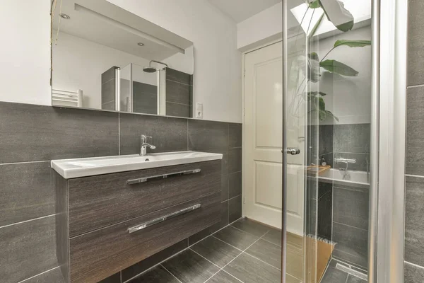 Sinks Mirrors Shower Box Glass Door Modern Bathroom White Tiled — Foto de Stock