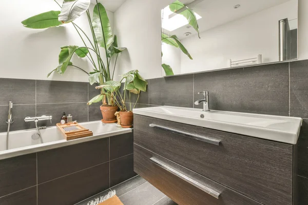 Sinks Mirrors Clean Bathtub Located Glass Door Modern Bathroom White — Foto de Stock