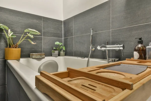 Bañera Blanca Con Grifo Metal Baño Moderno Estilo Minimalista Apartamento — Foto de Stock