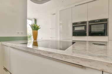 Seçkin bir evin güzel mutfağının içi.