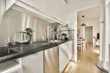 Seçkin bir evin modern mutfağının içinde.