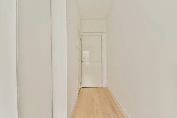 Light Narrow Hallway Many Doors White Walls Parquet Floor — Stockfoto