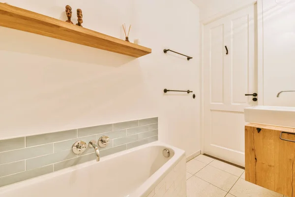 Sinks Mirrors Clean Bathtub Modern Bathroom White Tiled Walls — 스톡 사진