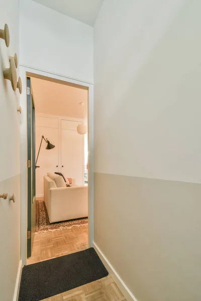 통로와 현대식 아파트 응접실 방으로 연결되어 — 스톡 사진