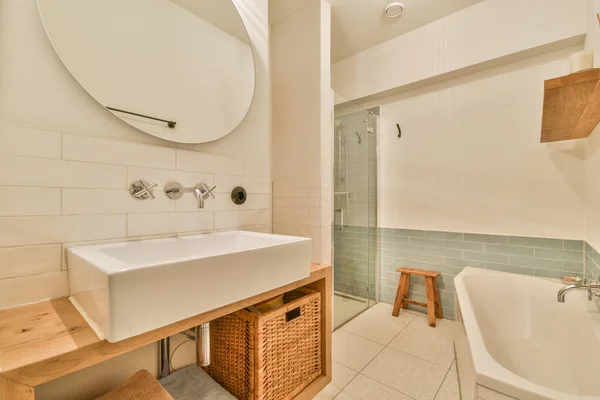 Sinks Mirrors Clean Bathtub Modern Bathroom White Tiled Walls — Zdjęcie stockowe