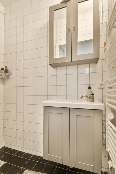 Parede Preta Pendurado Banheiro Interior Minimalista Banheiro Com Parede Azulejos — Fotografia de Stock