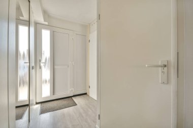 Terasa açılan kapısı olan çağdaş apartman koridoru.