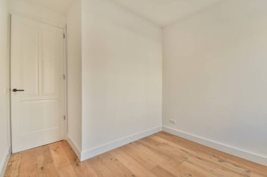 Lüks bir evde rahat ve ferah boş bir oda.