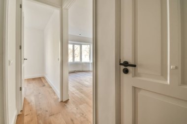 Evdeki boş ışık odasında, beyaz duvardaki plastik pencere ve radyatör.