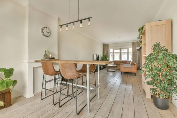 Stijlvol Interieur Van Woonkamer Met Lichte Meubels Zachte Comfortabele Bank — Stockfoto