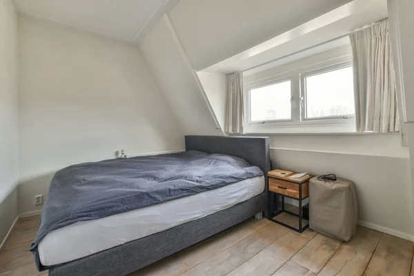 Home Interieur Van Slaapkamer Met Bed Kledingkast Geplaatst Hoek Buurt — Stockfoto